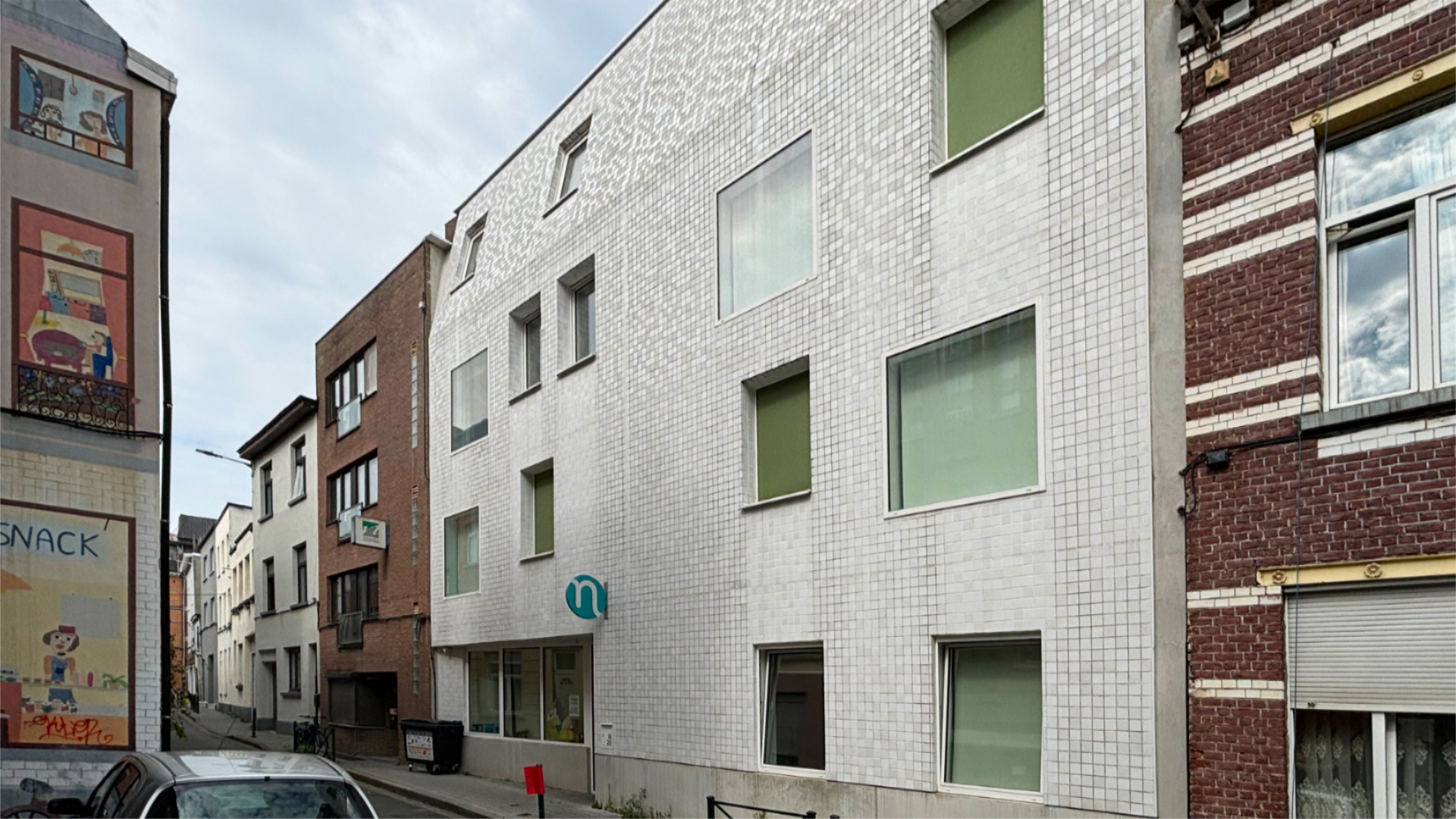 Foto van de voorgevel van het gebouw van het Kinderdagverblijf Bambino in Molenbeek - Foto (c) Bruno De Lille